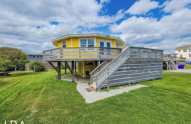 Round House by the Beach: Waves, Sun & Fun!