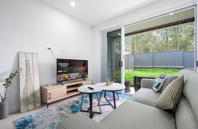 Rousehill 5Br with Pool near Shopping Centre&Train