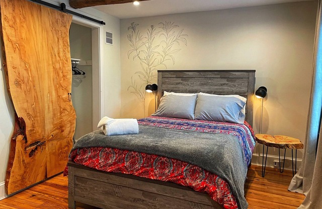 Row-home 3min drive to Central Market,Office,Patio w/Fire Pit, Artistic Accents
