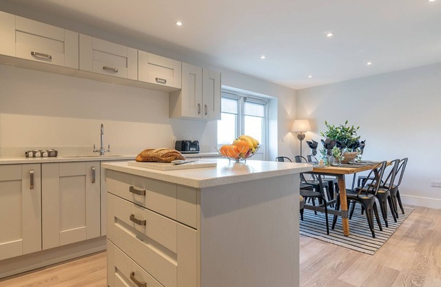 Rowan House - sleeps 8 guests in 4 bedrooms