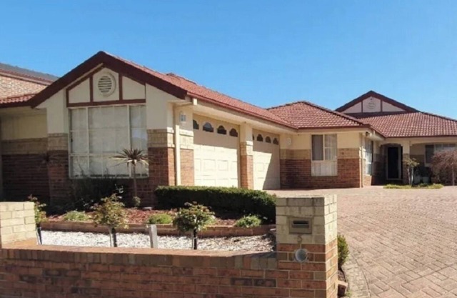 "Roxy" Spacious Cosy Getaway - Near Melbourne Airport
