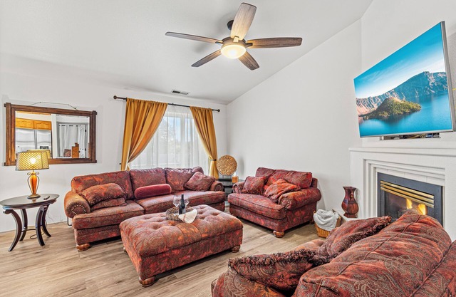 RoxyAnn Modern: spacious open floorplan, extended stay, luxury townhome!