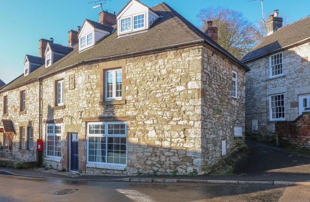 ROYAL OAK, family friendly, character holiday cottage in Ashbourne