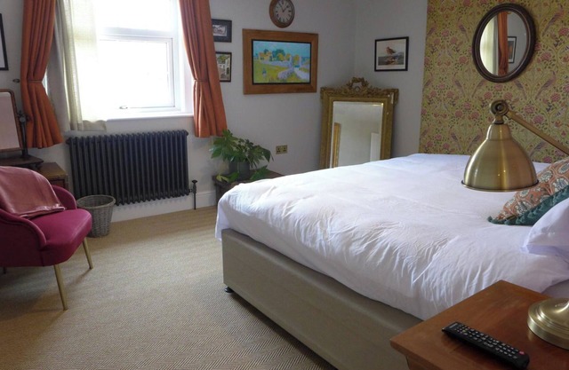 Royal Oak Retreat - Sleeps 6, Pub & Pet Friendly