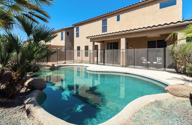 Royalty in Black & White w/Pool, 11 BED & Games & Events Allowed