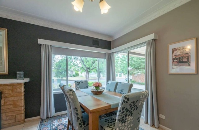 Roycox Cottage - Charming Escape, Fireplace