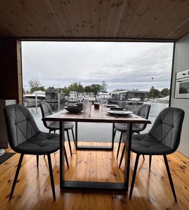 Ruheoase am Wasser, Sauna-Hausboot in Naturidylle