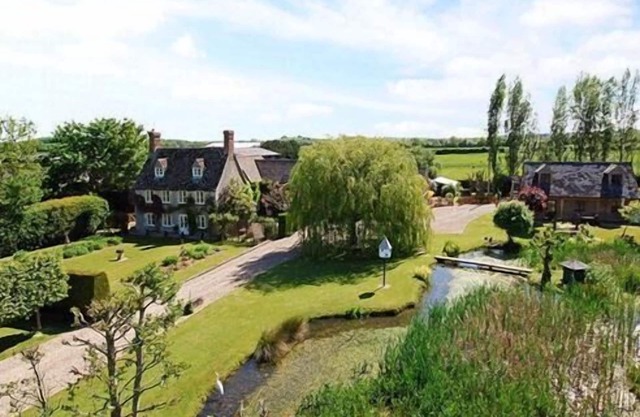 Rural Cotswold Cottage in grounds of beautiful Nell House