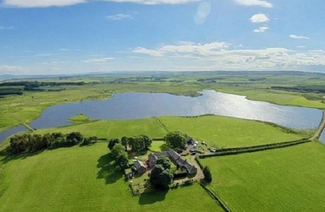 Rural Cottage With Beautiful Loch And Hill Views nr Edinburgh