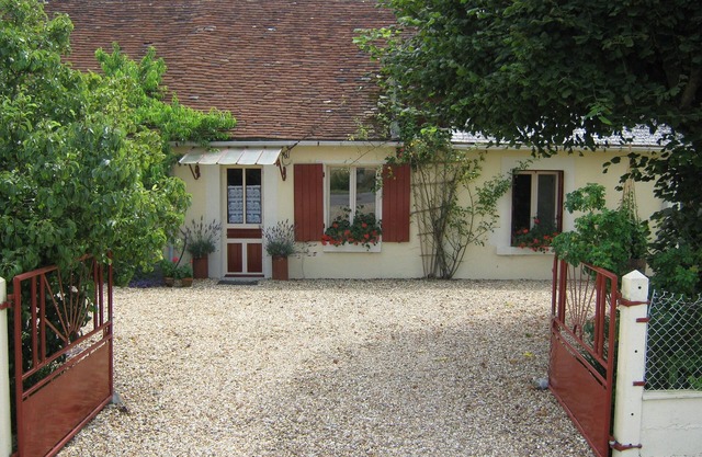 Rural Cottage With Views Over Fields, tranquil setting