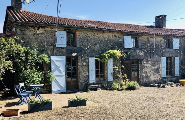 Rural farmhouse with pool, panoramic views & just 30 minutes from Puy du Fou