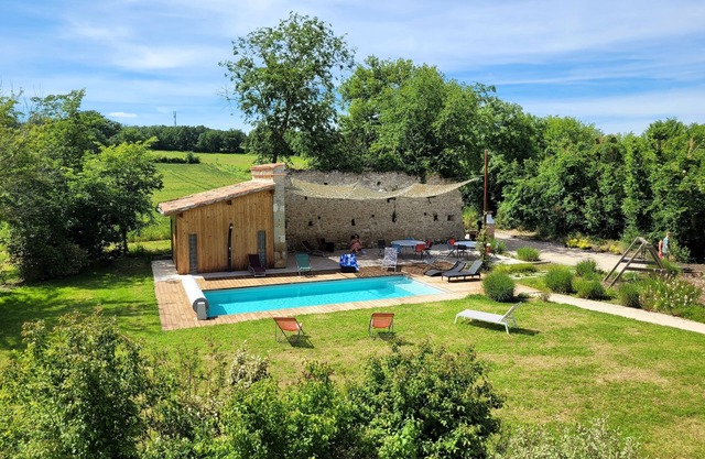 Rural family retreat - heated pool & kid friendly