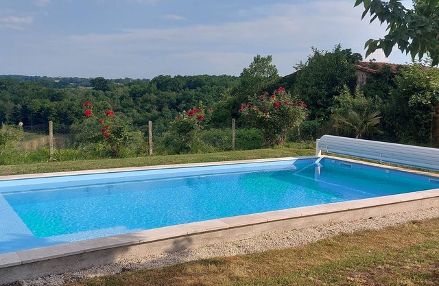 Rural cottage with pool, secluded garden