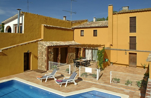 Rural house with private pool, close to the mountains and vineyards.