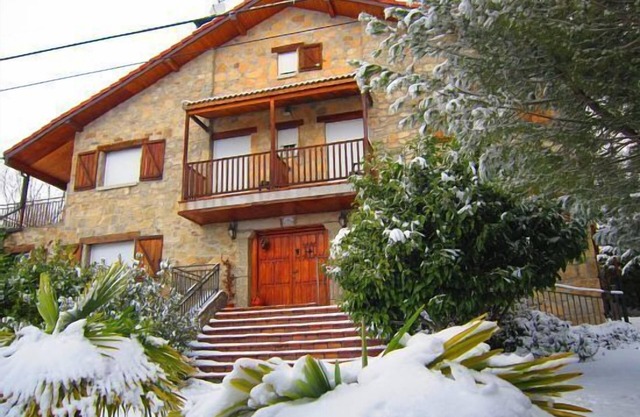 Rural House (Full Rental. 6 rooms with bathroom) 12 pax in GREDOS.
