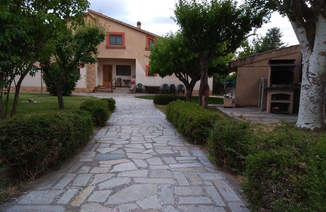Rural house Las Tuyas, 6-8 places, next to ciud Segovia, garden, pets, internet