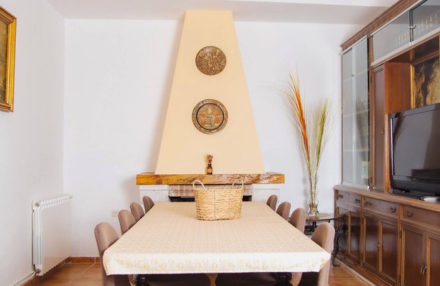 Rural House Señorío de Ves for 17 people with swimming pool, barbecue and leisure area.