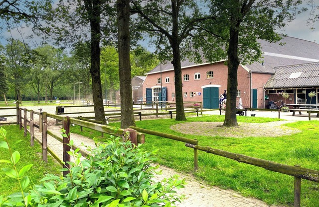Rural luxury near riding stables with jacuzzi