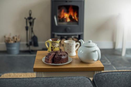 RURAL RETREAT WALES Indoor Hot Tub, Log Fire, Starry Skies, Woodland Walks