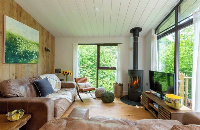 Rural Woodland Lodge with Log Fire & Sunny Deck