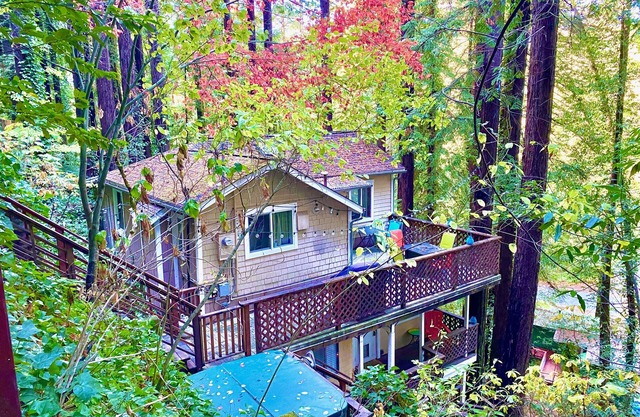 Russian River Privacy In The Redwoods - Hot tub/Fire pit table/Decks/Relaxation!