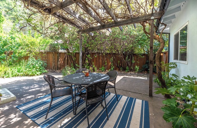 RussianRiverBungalow:Magical, NEW Family Retreat! Walk to the River! WiFi/Pup