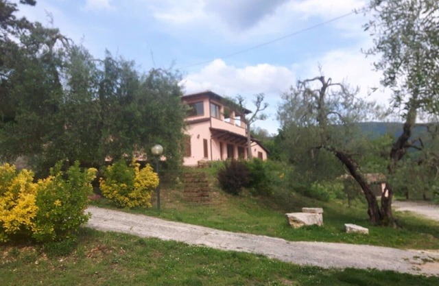 Rustic apartment surrounded by green Umbria with swimming pool
