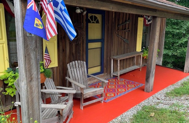 Rustic, Artsy & Cozy Getaway Cabin in Laurel Highlands- minutes from Ligonier