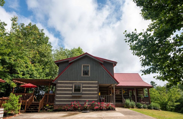 Rustic Chic Cabin with Luxury Amenities