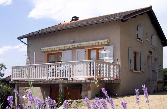 Rustic cottage with terrace and garden, pets allowed
