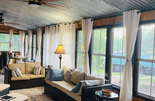 Rustic Cozy cabin with water and dock access