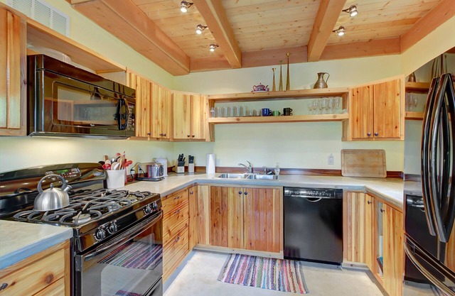 Rustic, dog-friendly cabin with wood-burning stove, lake & mountain views