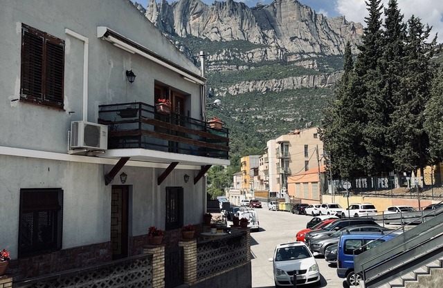 Rustic, spacious apartment next to the Montserrat mountain