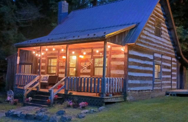 Rustic, Fall, fireplace @ 1800s Rustc Log Cabin WIFI TV, Sleeps 8