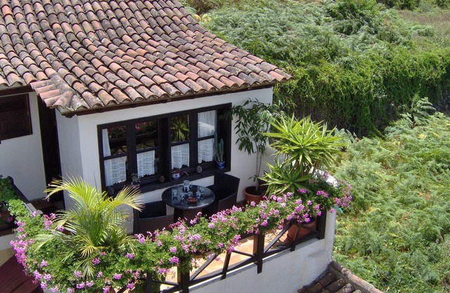 Rustic holiday home with balcony and sea view