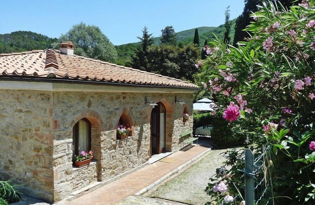 Rustic House in Tuscany with Shared Pool