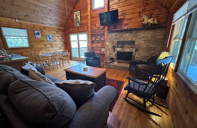 Rustic Log Cabin Nestled in Mountain Laurel Near 7 Springs/Hidden Valley