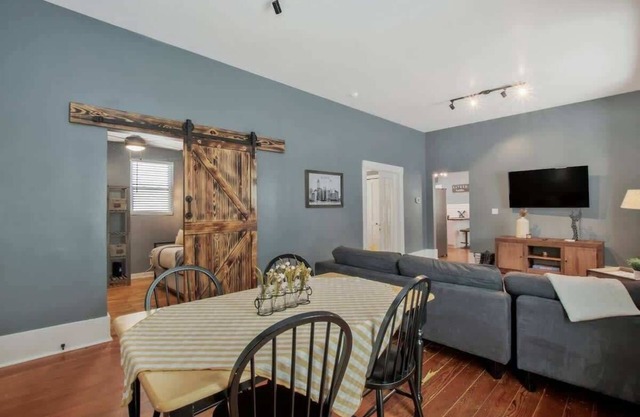 Rustic Retreat - Cute and Cozy! Centrally Located