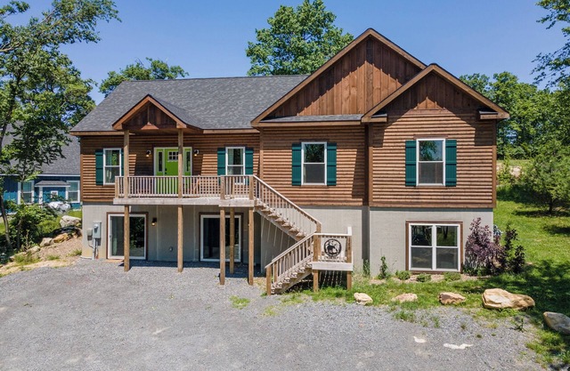 Rustic Retreat: Lake Area, Ski Area, Fireplace, Hot Tub, A/C!