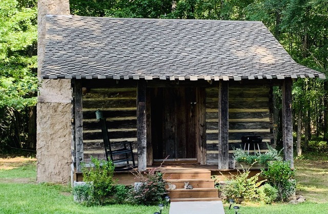 Rustic romantic log cabin near crater of diamonds