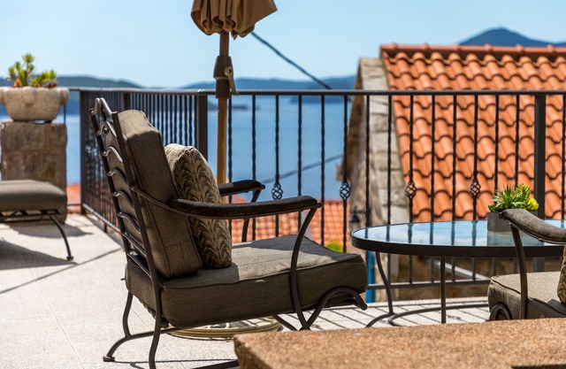 Rustic Style Holiday Home With Sea View