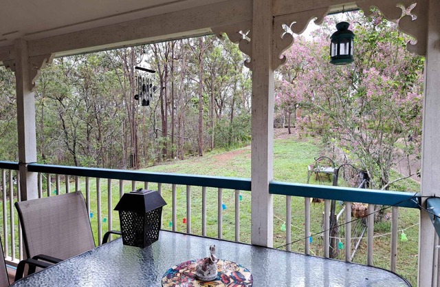 Rustic Sunflower : A large Queensland style homestay. Family&Pets friendly.