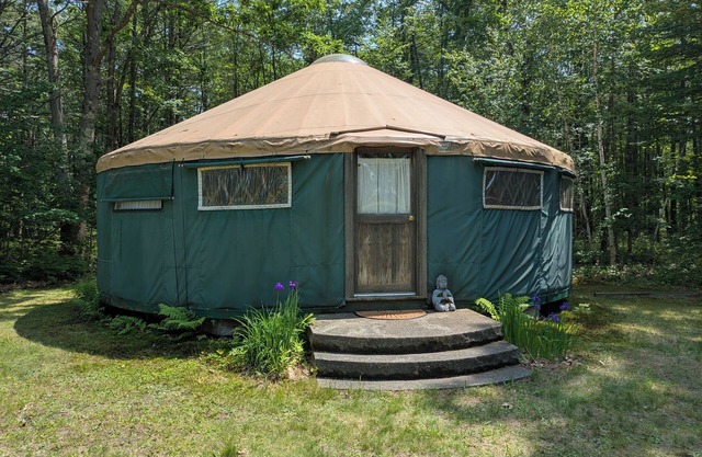 Rustic Yurt with Modern Amenities Close to Beaches