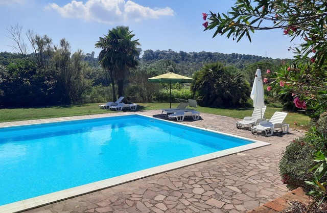 Rustico 230 mq in stile toscano immerso nel verde della campagna, ampia piscina.