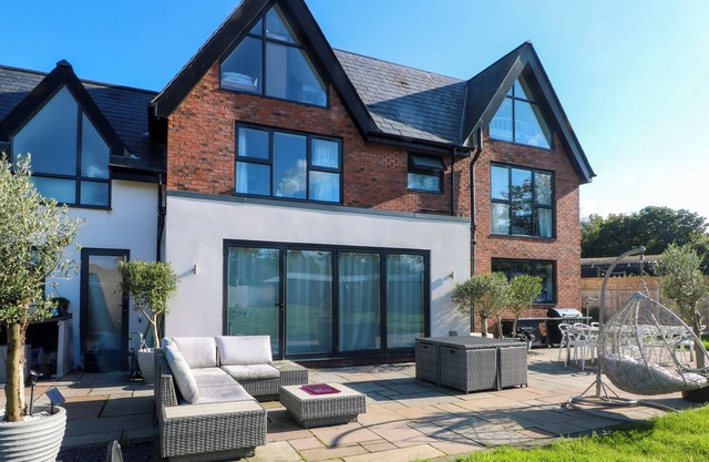 RYE CROFT, pet friendly, country holiday cottage in Neston