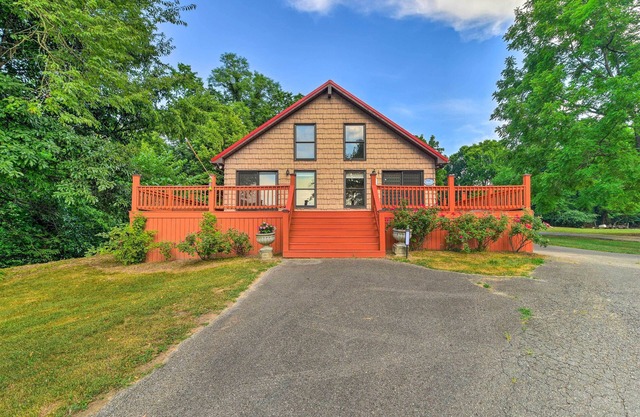 'Ryman Riviera' Home w/Fireplace: Steps to River