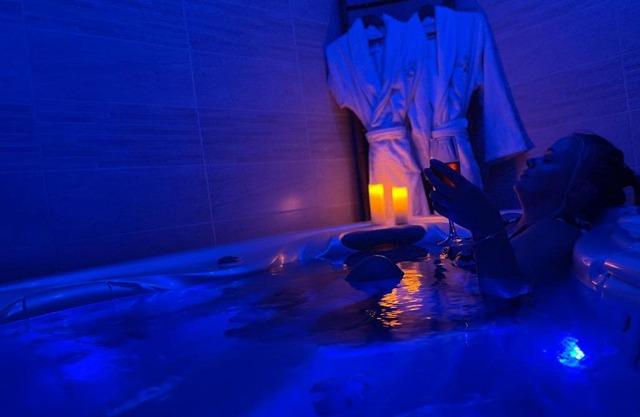 Séjour Romantique Jacuzzi intérieur Privé