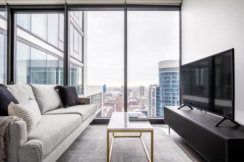 S Loop 1BR w Pool Gym nr Soldier Field CHI-350