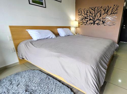 S04 SUITE CON CAMA KING SIZE Premium Frente al TEC CEM con Cocineta WiFi Balcón Parking Terraza