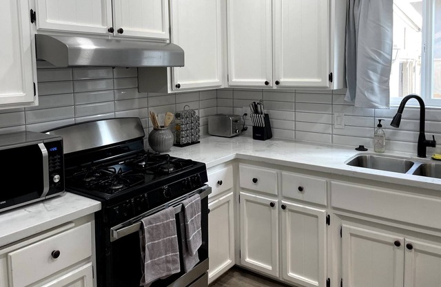 Sacramento Modern Bungalow Close 2 UCD Med Center